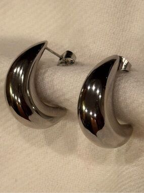 NWOT Chunky Curved Teardrop Stainless Steel Pierced Earrings/Shiny/Silver/1-Inch